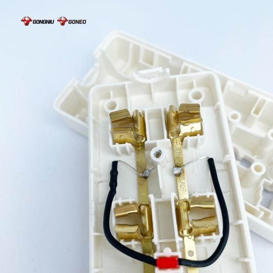 Ổ CẮM ĐIỆN GONEO W0210 – 3 CỔNG AN TOÀN